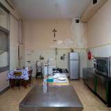 Chiesa che andiamo finalmente a visitare. Un passaggio ci porta infatti nelle cucine, quelle che fino a qualche decennio fa ospitavano proprio il tempio religioso